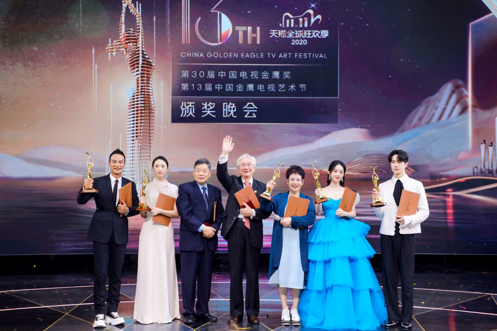1603780180155349WmGG.jpg 金鷹獎(jiǎng)外交風(fēng)云采訪合照.JPG